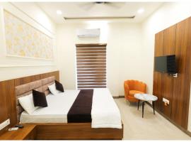 MATHURA HOTEL SHRI # NATH - P A L A C E Near Temple - Free Public Parking and Wifi Facilities - Air Conditioning Luxury Room - A Top Rated Four Star Hotel，位于马图拉的酒店