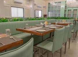 Veda pure veg restaurant and residency，位于Waluj Buzurg的酒店
