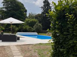 Beautiful Big Home with Swimming Pool and Nature Grounds，位于Auterrive的酒店