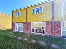 4 Berth Chalet To Hire In Just Walking Distance To Hemsby Beach Ref 18152B