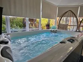 Braveheart Haven: 4BD Retreat with Hot Tub