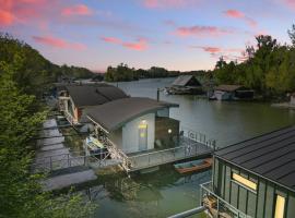 Sunset view Housboat with sundeck，位于布拉迪斯拉发的酒店