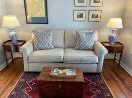 HISTORIC DOWNTOWN KING BED COTTAGE- PARKING and PATIO