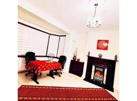 Beautiful Double En-suite Room, separate entrance, Ilford, Central line Gants Hill, free parking，位于依尔福的住宿加早餐旅馆