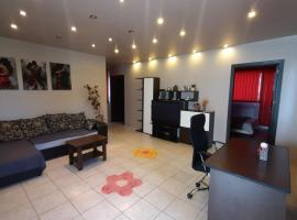 Spacious, modern condo in new villa - sleeps 6，位于布加勒斯特的酒店