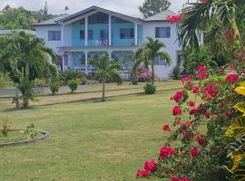 Suite Georgiana - Ensuite Double Bedroom, Cardiff Hall, Runaway Bay, One Mile to Beaches, 1 Hour From Montego Bay Airport，位于拉纳韦贝的酒店
