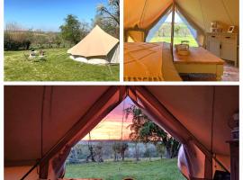 Tente glamping "bluebird" à la Ferme de la Chevêche，位于Fosses-La-Ville的豪华帐篷