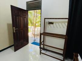 Natraj Guest House，位于亭可马里的酒店