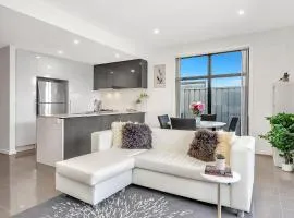 Luxurious Living in St Clair with Spa and Balcony