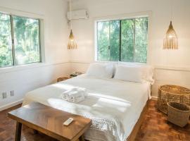 Rainforest Nest - CAHAYA, PITI, VIRYA Nest with Self-Service Breakfast, Balcony, Monkeys, Bats!，位于Subic Bay Intl的酒店