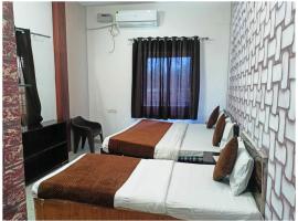 A PREMIUM HOTEL N A N D # P A L A C E - Near Sri Krishna Janambhoomi - Mathura Railway Juction - Parking and Wifi Facilities - Air Conditioning Luxury Room - A Top Rated Four Star Hotel，位于马图拉的酒店
