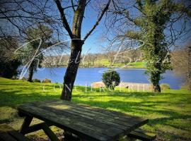 "Les Bonnes Ondes" aux gîtes de l'Etang Neuf by Kastell Breizh，位于Saint-Connan的酒店