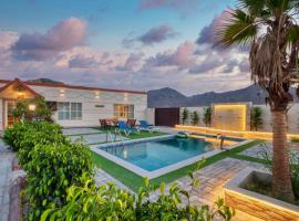 Fujairah Farmstay Mountain view Pool BBQ Kids area，位于富查伊拉的酒店