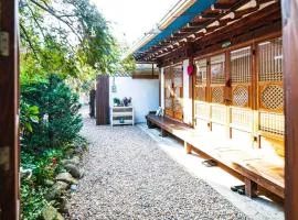 Jeonju Onggi Jonggi Hanok Stay