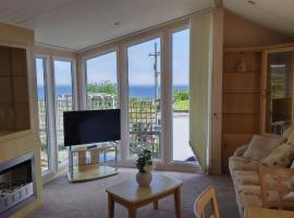 Seaside chalet in Ardmore with breathtaking views，位于阿德莫尔的酒店