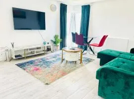 Bright & Stylish en-suite bedroom suitable for singles, couples, and families in a 2bed apartment