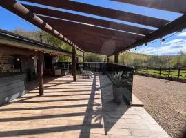 Tanyard Barn - Luxury Hot Tub & Secure Dog Field Included