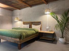 #middleofnowehere Pahadi Homestay by Mon Stays，位于达纳尔蒂的酒店