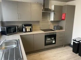 1 Bed Flat with King or Twin Beds, Sofa Bed, Work space, Dining and SMART TV with Free Wifi Throughout!