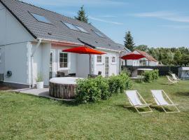 Ferienhäuser Insel Usedom Haus Mila 6 - Blick aufs Achterwasser! Whirlpool und Sauna，位于Lütow的酒店