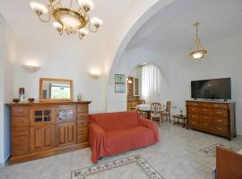 Astraea 7，位于伊兹拉的带停车场的酒店