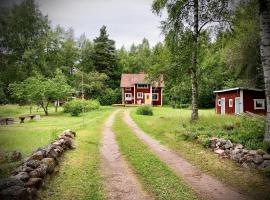 Swedish cottage in the Woods on Sollerön island，位于Sollerön的酒店