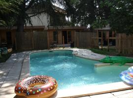 Chalet 1 en bois avec accès piscine，位于尼姆的酒店