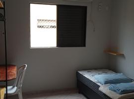 Quarto independente com cama de solteiro em suite，位于桑托斯的酒店