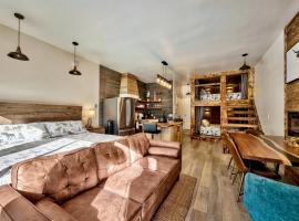 First level studio Unit #7 close to everything bike, ski, swim Zephyr Cove!，位于西风湾的酒店
