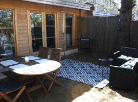 Chalet 2 en bois avec accès piscine，位于尼姆的酒店