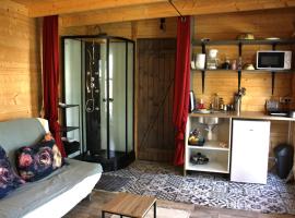 Chalet 3 en bois avec accès piscine，位于尼姆的酒店
