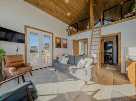 Stargazing Retreat with Hot Tub Deck Hammocks BBQ，位于格伦代尔的酒店