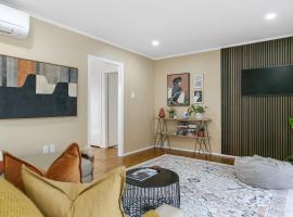 Bright Family Retreat Steps From Taupo Town，位于陶波的酒店