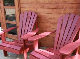 The Elderberry Cabin - Cowichan Valley Bunkie Glamping，位于邓肯的酒店