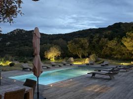 Villa cœur du maquis 2chb piscine privée 5mn plage，位于菲加里的酒店