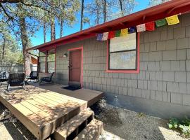 Cozy Pines Cabin in Prescott - 3bd 2ba，位于普雷斯科特的酒店