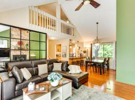 Boating, Pickleball and More Condo Near Lake Keowee，位于Salem的酒店