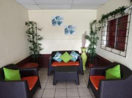 Beachfront- El Pimental Beach Residence，位于La Esmeralda的酒店