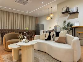 Minimalist Muji Style shop lot，位于蕉赖的酒店