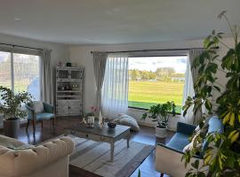 Casa con playa privada en Llanquihue，位于延基韦的酒店