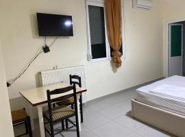 Tradita，位于Peqin的酒店