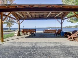 Shawano Lake Cabin with Boat Dock!，位于Shawano的酒店