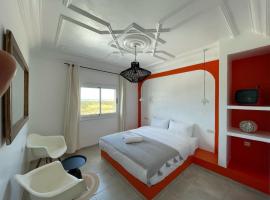 HENDRIX HÔTEL RESTAURANT Rooftop，位于Oulad Akkou的酒店