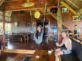 Playgrounds Sabbit Mentawai Surfcamp，位于Pulau Masokut的宠物友好酒店