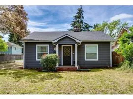 Charming 2 bedroom house 1 mile from U of O
