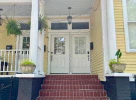 Victorian Home on Duffy Street，位于萨凡纳的酒店
