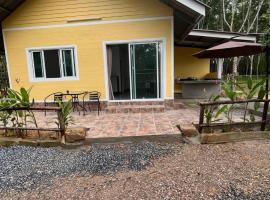 Baan Namthip Homestay Trang บ้านน้าทิพย์ โฮมสเตย์ตรัง，位于Ban Huai To (1)的自助式住宿