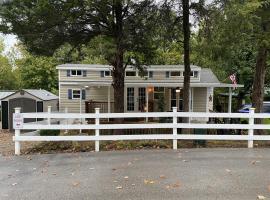 Homey Villa with Loft in Bloomington，位于布卢明顿的酒店