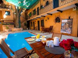 Mansion Colonial Boutique Hotel Pool Jacuzzi Bar Restaurant by BTC Group Crypto，位于圣多明各的酒店