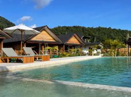 Goofys Hotel - Yoyos Sekongkang Sumbawa，位于Sekongkang Bawa的带停车场的酒店